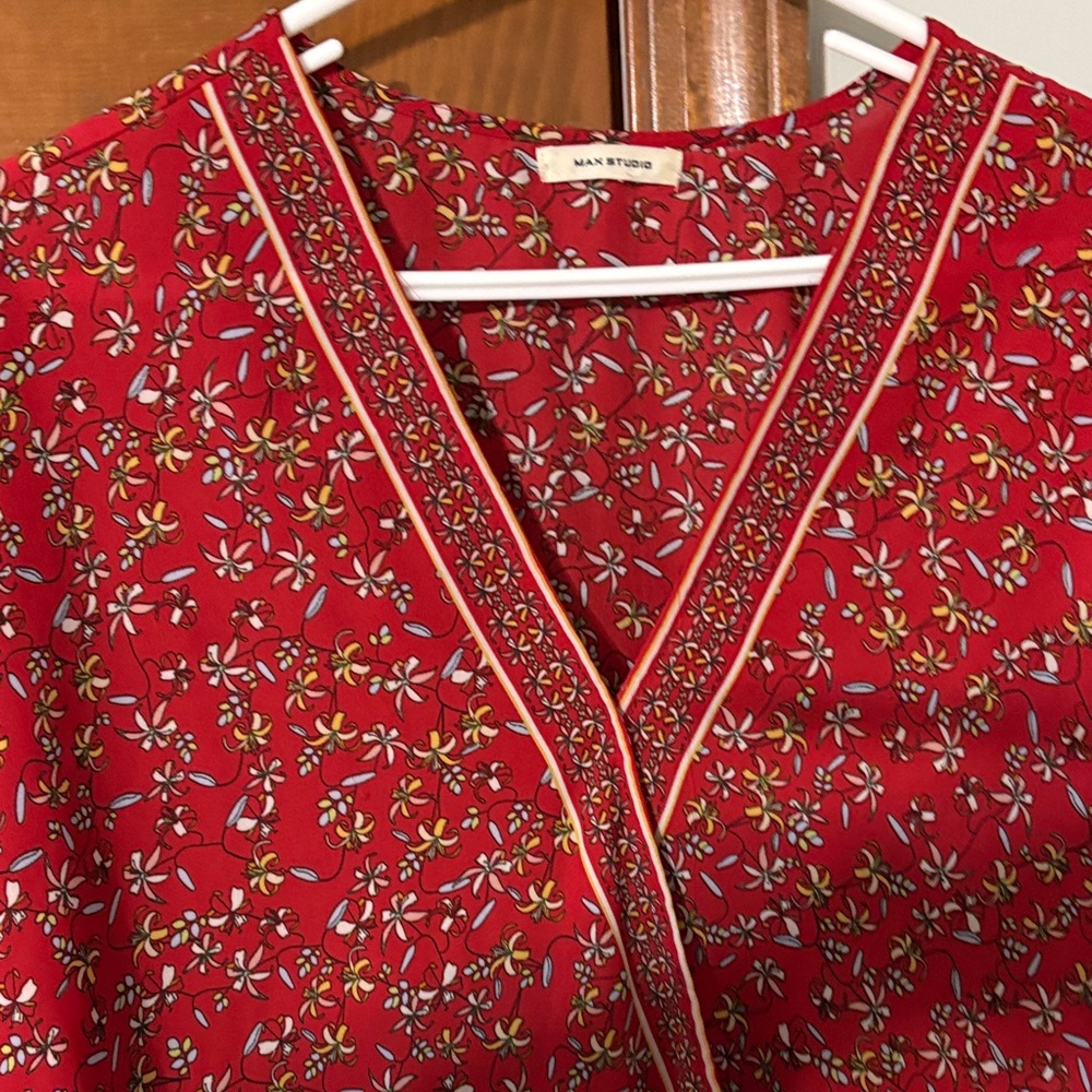 Floral Red Women's Top by Max Studio size not marked but looks L/XL nice top - Picture 3 of 7